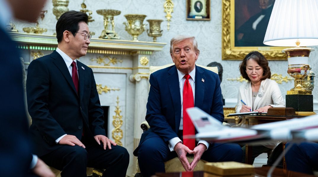 Ο Ντόναλντ Τραμπ φάνηκε με εμφανή μώλωπα στο χέρι στο Οβάλ Γραφείο, προκαλώντας εικασίες για την υγεία του, παρότι ο γιατρός του μιλά για ασπιρίνη.