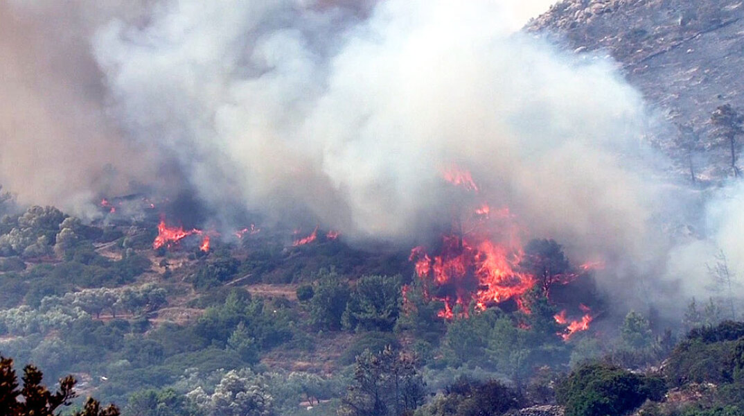 2016, Ανεξέλεγκτη και ενισχυόμενη διαρκώς από τους ανέμους μαίνεται η πυρκαγιά που εκδηλώθηκε στη Χίο