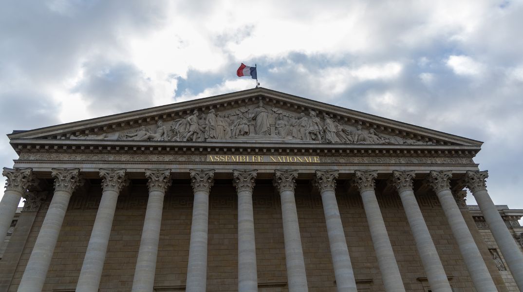 Γαλλία: Νέα δημοσκόπηση δείχνει ότι η πλειοψηφία των πολιτών (63%) επιθυμεί τη διάλυση της Βουλής και την προσφυγή στις κάλπες 