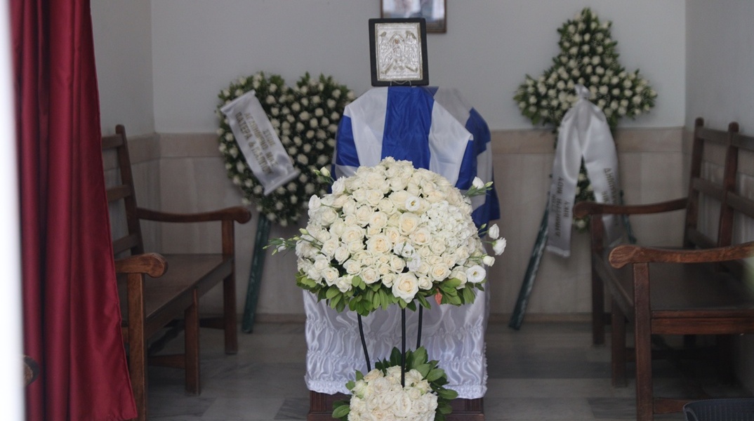 Συγκίνηση στην κηδεία του Δημήτρη Κωνσταντάρα: Τυλιγμένο με την ελληνική σημαία το φέρετρό του