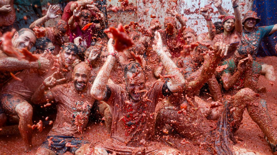 Ντοματοπόλεμος στην Ισπανία: Εντυπωσιακές εικόνες από το φεστιβάλ που βάφει κόκκινους τους δρόμους κάθε Αύγουστο