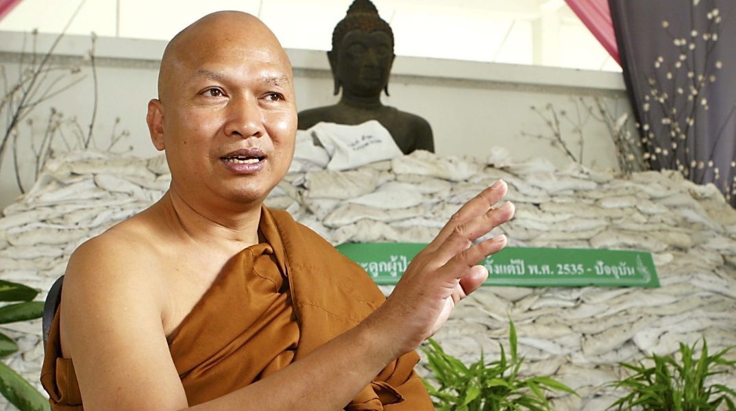 Ταϊλάνδη: Ο Βουδιστής μοναχός Λουάνγκ Πορ Αλονγκότ, γνωστός για το ορφανοτροφείο που ίδρυσε για ασθενείς με HIV/Aids, κατηγορείται για υπεξαίρεση δωρεών 