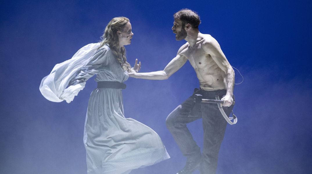 «Όσα Παίρνει ο Άνεμος»: Επιστρέφει στο Δημοτικό Θέατρο Πειραιά και γίνεται εξώφυλλο στο αμερικανικό «The Scarlett Letter»