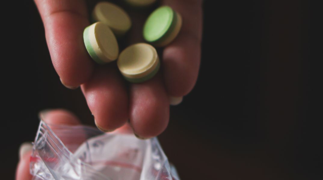 Συνελήφθησαν δύο άνδρες στη Μύκονο με κοκαΐνη, MDMA και XTC - Είχαν δίκτυο διακίνησης ναρκωτικών σε πάρτι - Έρευνες για προμηθευτές.