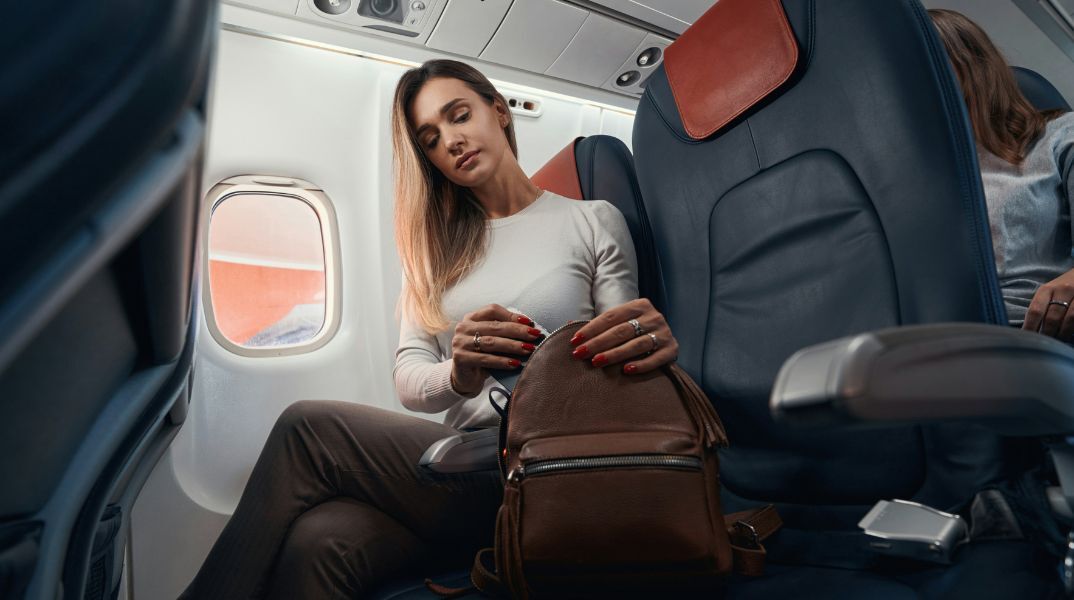Ταξιδιώτισσα πυροδοτεί τεράστια συζήτηση στα social media για την αεροπορική εθιμοτυπία, όταν επιβάτης στη μεσαία θέση την αποκάλεσε «αγενή»