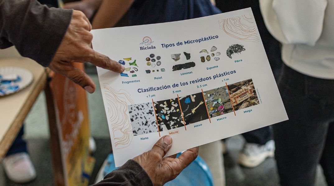 Νέα έρευνα αποκαλύπτει ότι ο αέρας των εσωτερικών χώρων περιέχει σημαντικές ποσότητες μικροπλαστικών, που μπορούν να διεισδύσουν βαθιά στους πνεύμονες