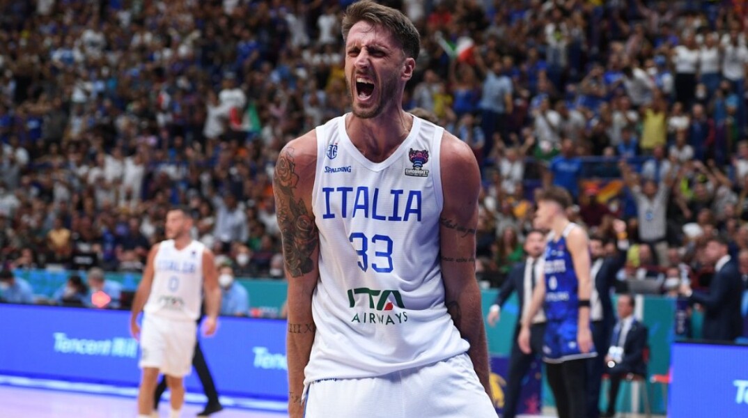 Eurobasket 2025: Υπέροχη κίνηση από τους Έλληνες φιλάθλους - Σήκωσαν πανό συμπαράστασης στον Ακίλε Πολονάρα