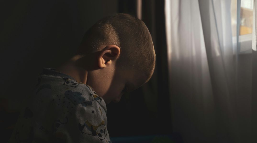 Καμίνια: Την ευθύνη στην κόρη της ρίχνει η μητέρα του 5χρονου που ήταν κλειδωμένος στο σπίτι - «Όλοι θα λένε πού είναι αυτή η μάνα;»