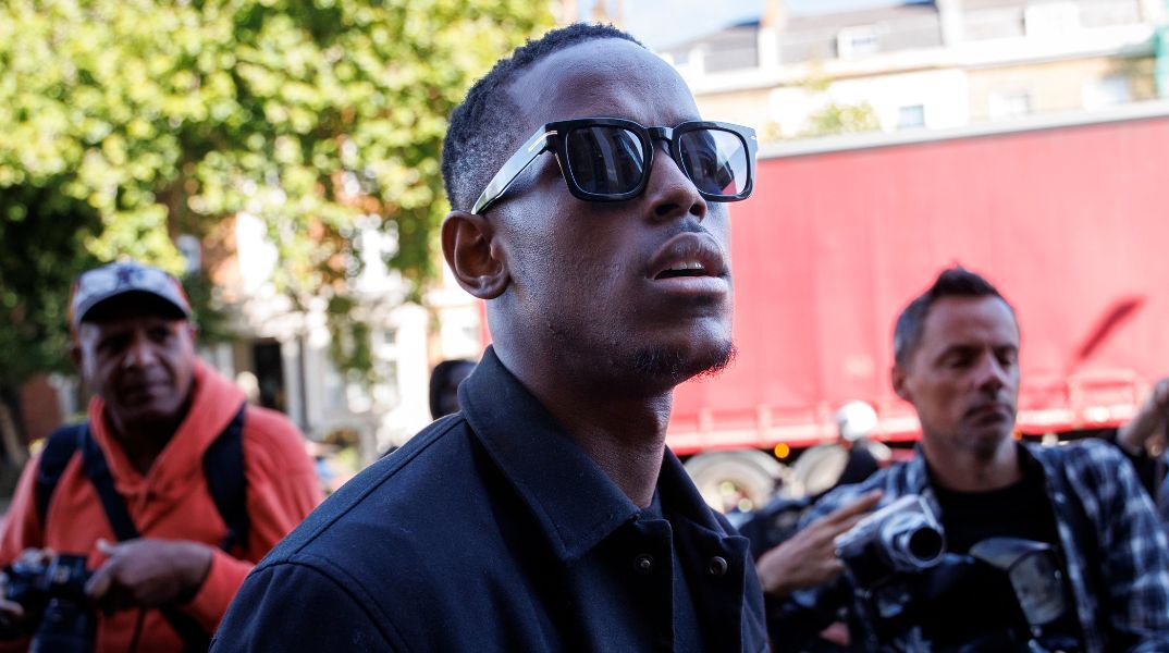 Ο ηθοποιός Μάικλ Γουόρντ κατηγορείται για βιασμό και σεξουαλική επίθεση - Αφέθηκε ελεύθερος με όρους και θα εμφανιστεί ξανά στο δικαστήριο τον Σεπτέμβριο.