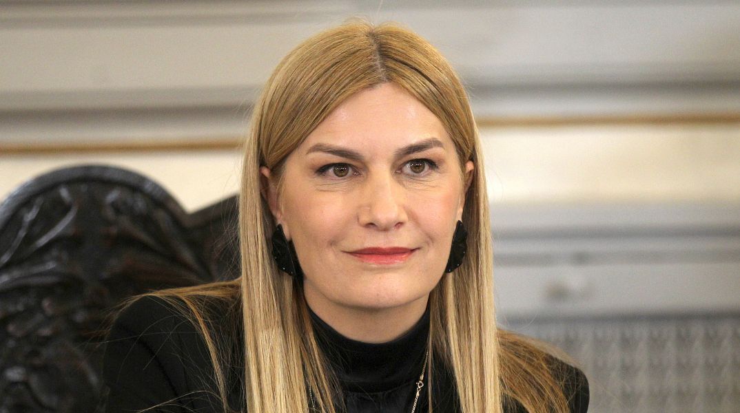 Επίθεση με συνθήματα στο πολιτικό γραφείο της Σέβης Βολουδάκη - Η υφυπουργός Μετανάστευσης δήλωσε στη Βουλή ότι δεν θα τη φιμώσουν.