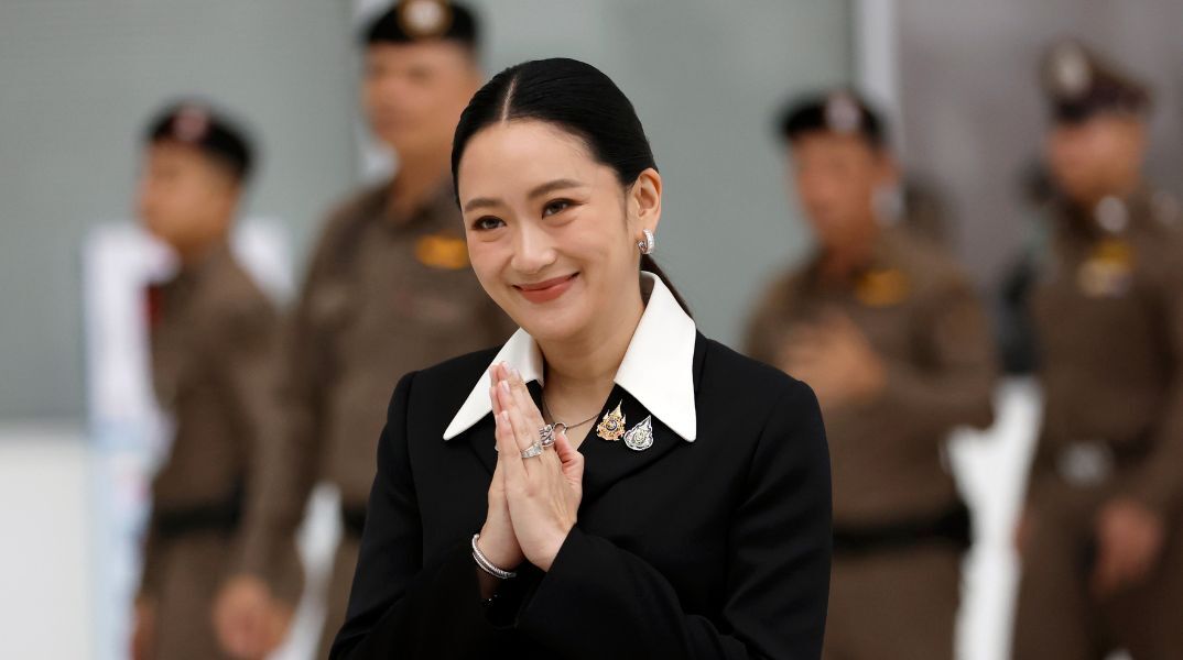 Η πρωθυπουργός της Ταϊλάνδης καθαιρέθηκε από το αξίωμά της μετά από απόφαση ότι παραβίασε τις συνταγματικές αρχές περί ηθικής σε τηλεφωνική της συνομιλία