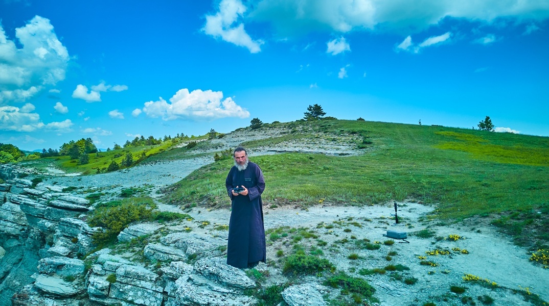 Ποιος είναι ο «παπα - drone», ο ιερέας - Youtuber που προβάλλει το Βόιο Κοζάνης