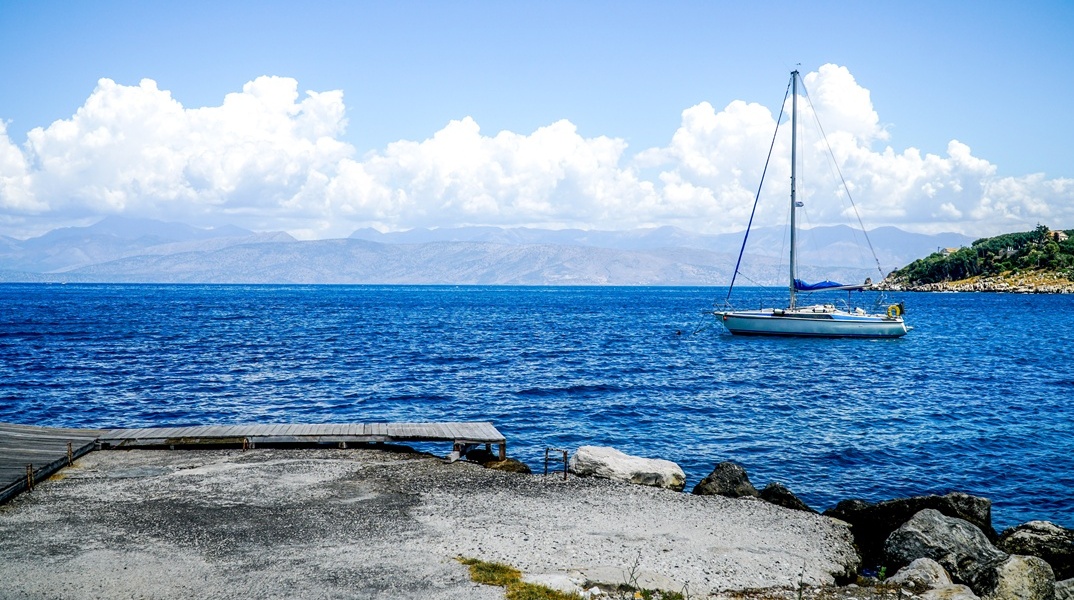 Ιστιοφόρο στη θάλασσα
