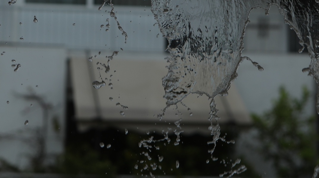 Βροχή πέφτει από τα κεραμίδια