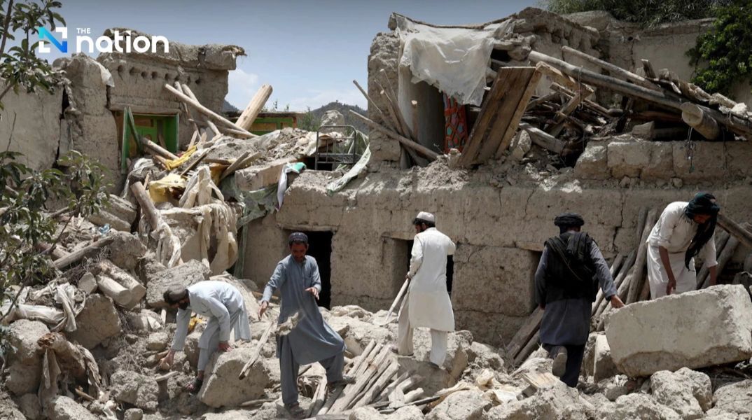 Δραματικές ώρες στο Αφγανιστάν: Με ελικόπτερα προσπαθούν να εντοπίσουν τους επιζώντες στα συντρίμμια 