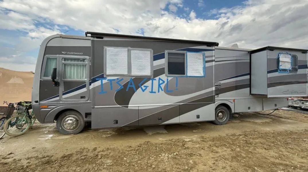 Η 37χρονη Κέιλα Τόμπσον γέννησε απροειδοποίητα στο φεστιβάλ Burning Man, αγνοώντας την εγκυμοσύνη της - Κοινότητα και γιατροί έσωσαν μητέρα και μωρό.