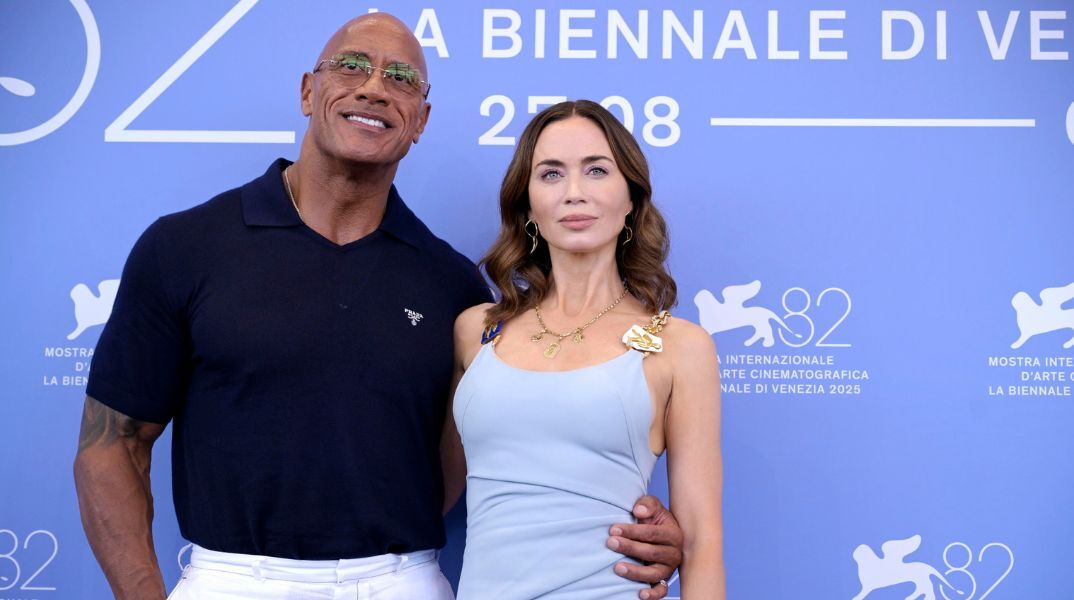 Ο Ντουέιν Τζόνσον και η Έμιλι Μπλαντ βρέθηκαν στη Βενετία για την πρεμιέρα του The Smashing Machine, που κάνει πρεμιέρα 3 Οκτωβρίου.