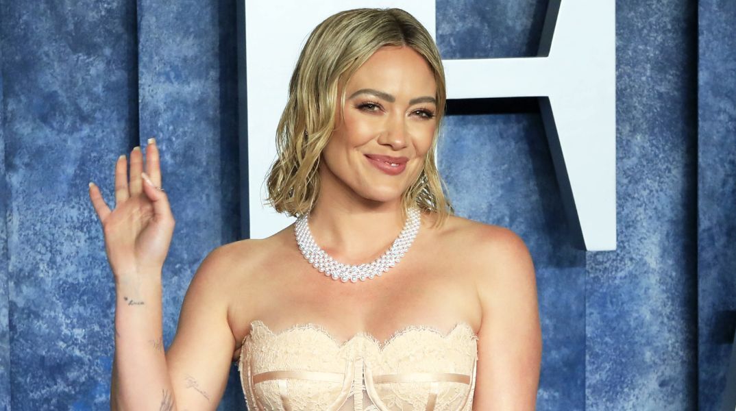 Η Χίλαρι Νταφ πρωταγωνιστεί στο Pretty Ugly στο Hulu - Μια νέα σειρά για την πίεση των παιδικών καλλιστείων - Εμπνευσμένη από το μυθιστόρημα του Κίρκερ Μπάτλερ