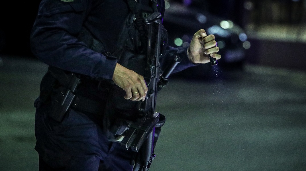 Αστυνομικός με όπλο και φακό κατά τη διάρκεια επιχείρησης στην Κρήτη