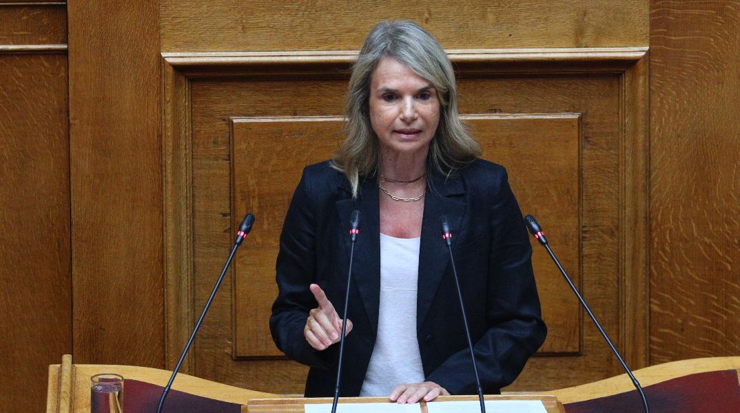 Μιλένα Αποστολάκη: Παράνομη και καταχρηστική η μετατροπή λογαριασμών από την Εθνική Τράπεζα χωρίς την ρητή συγκατάθεση του καταναλωτή