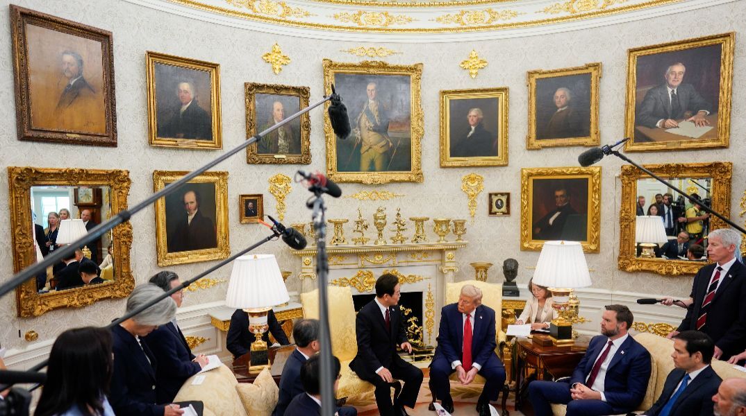 Πριν και μετά: Το αγαπημένο χρώμα του Τραμπ που κυριαρχεί στο Οβάλ Γραφείο