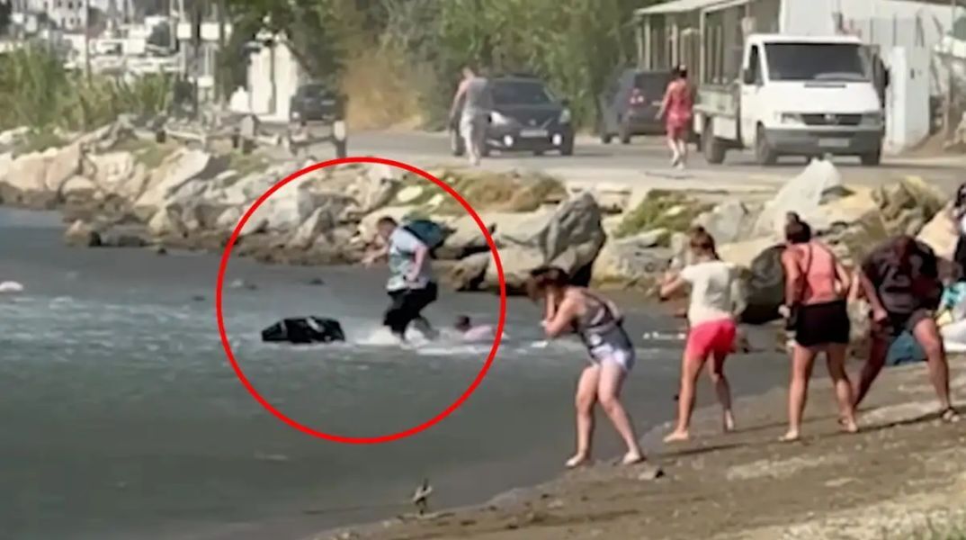 Σκιάθος: Τουρμπίνες αεροπλάνου εκτόξευσαν βαλίτσες τουριστών στη θάλασσα - Δείτε το βίντεο