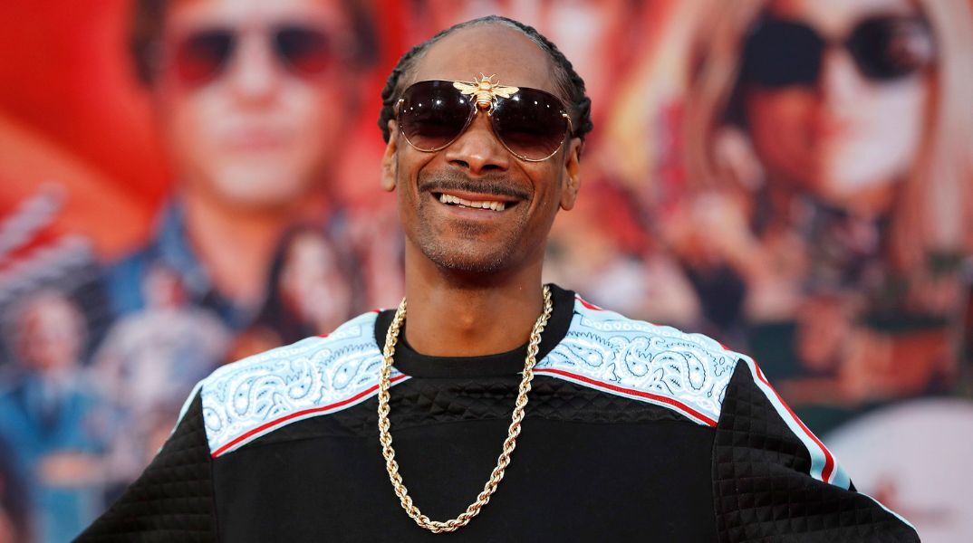Ο Snoop Dogg ξεκαθαρίζει πως δεν είναι ομοφοβικός μετά τις αντιδράσεις για το φιλί ομόφυλου ζευγαριού στην παιδική ταινία Lightyear.