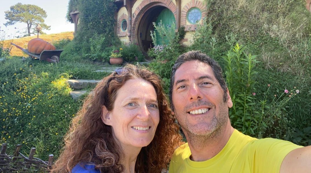 Η ζωή της κωφής Κρητικιάς που ταξίδεψε σε 89 χώρες και μετέτρεψε τη σιωπή σε φως