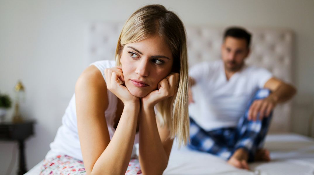 «Grey Rocking»: Η νέα μέθοδος που χρησιμοποιούν οι άνθρωποι για να αντιμετωπίσουν χειριστικά άτομα - Γιατί μπορεί να είναι επικίνδυνη σε καταχρηστικές σχέσεις