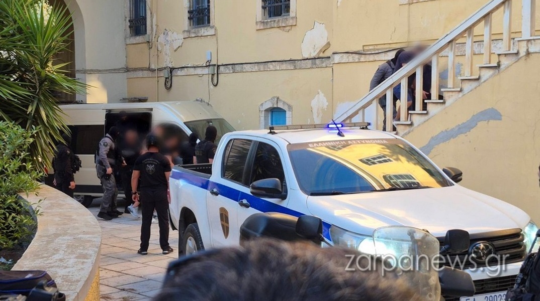 Τα μέλη της συμμορίας οδηγήθηκαν τη Δευτέρα στον Ανακριτή στην Κρήτη