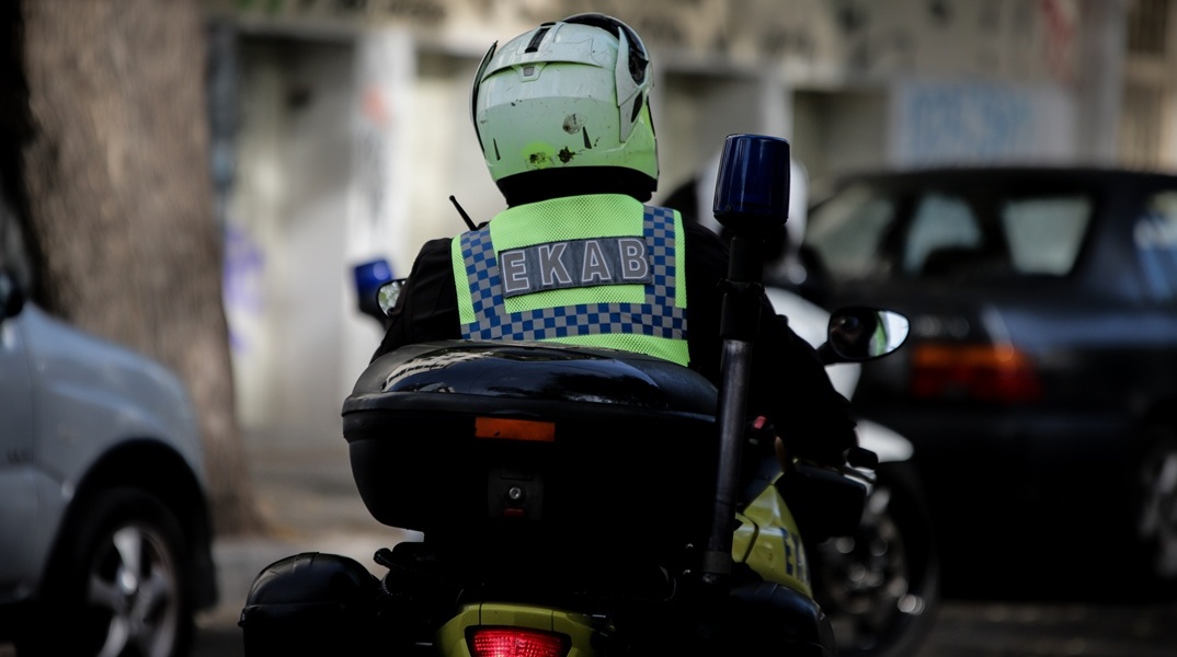 Διασώστης του ΕΚΑΒ σε μηχανή