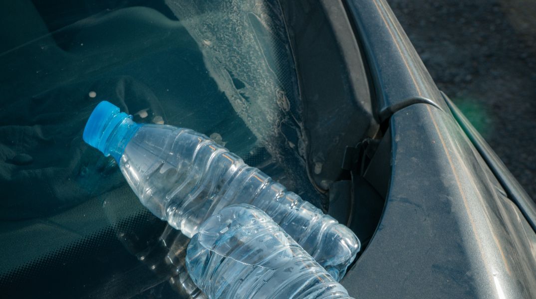 Τι συμβαίνει όταν πίνετε νερό από πλαστικό μπουκάλι που έμεινε για ώρες στο αυτοκίνητο
