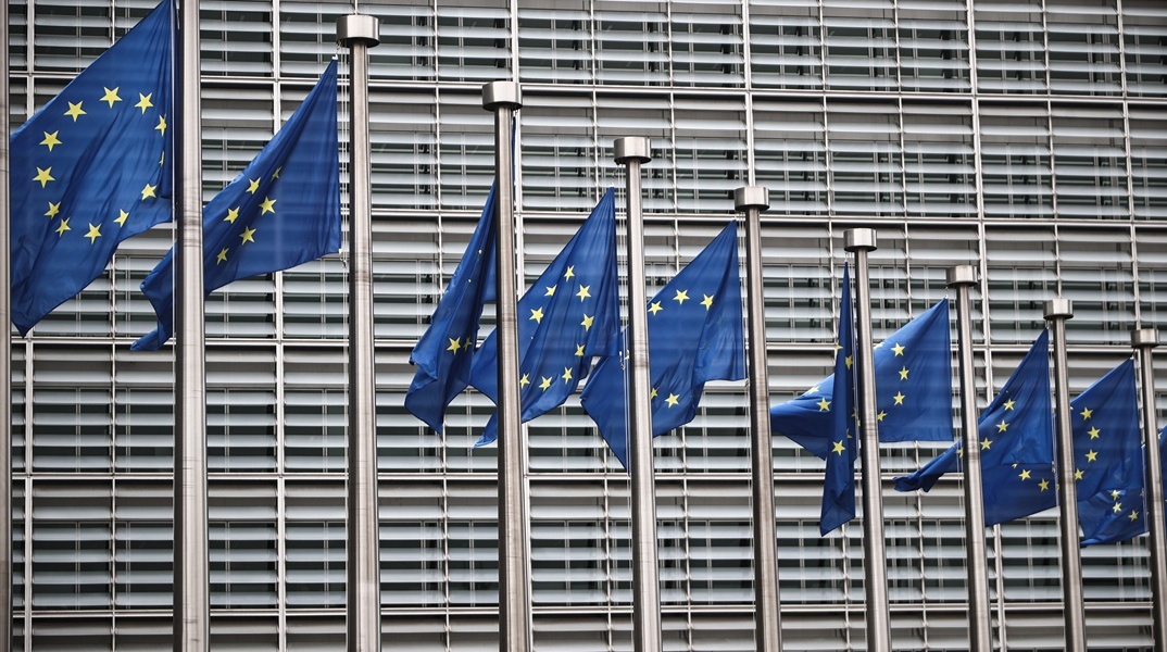 Σημαίες της ΕΕ έξω από το κτίριο της Ευρωπαϊκής Επιτροπής στις Βρυξέλλες