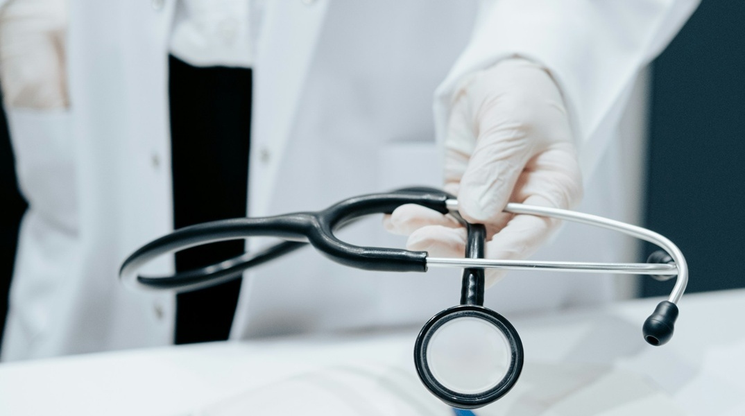 Γιατρός κρατά στηθοσκόπιο