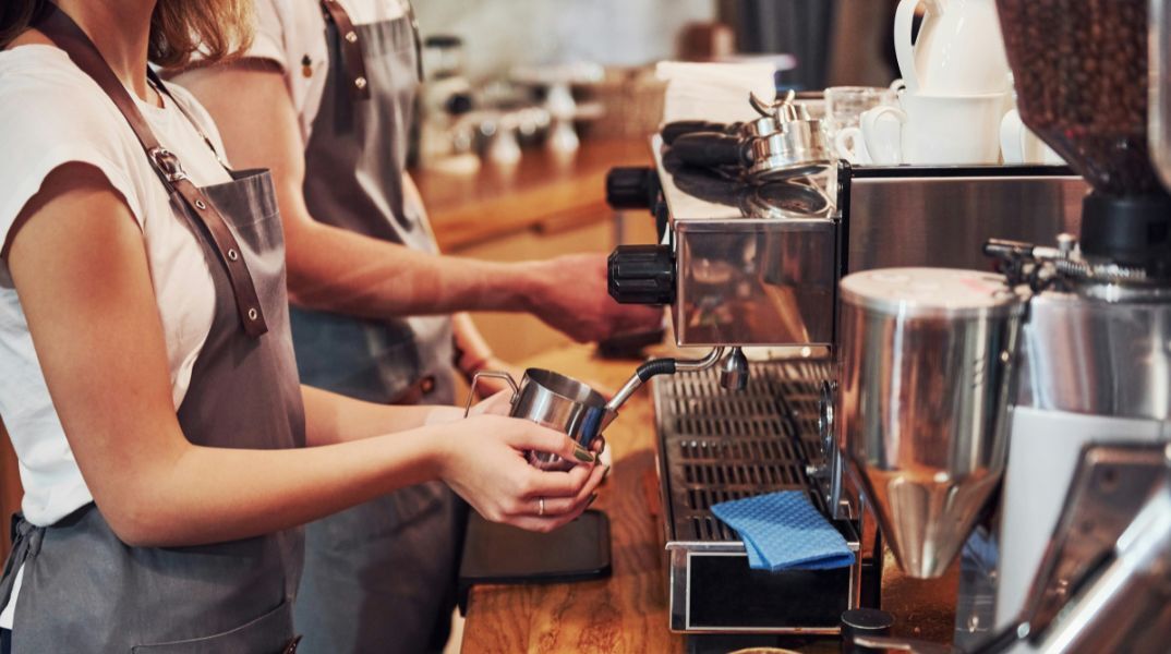 Η Ελληνική Ένωση Καφέ ζητά από τον πρωθυπουργό την κατάργηση του Ειδικού Φόρου Κατανάλωσης, λόγω της διεθνούς αύξησης της τιμής του καφέ.