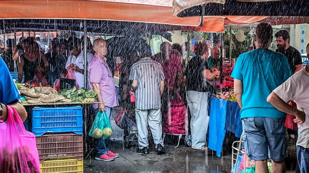Καταιγίδα όσο πολίτες βρίσκονται κάτω από τις τέντες των λαϊκών αγορών