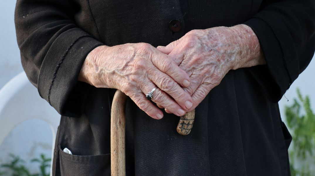 Ληστεία στην Κηφισιά: Μου δέσανε χέρια-πόδια - Μου έδωσε ένα φιλί, άνοιξε την πόρτα και έφυγε, λέει η 89χρονη