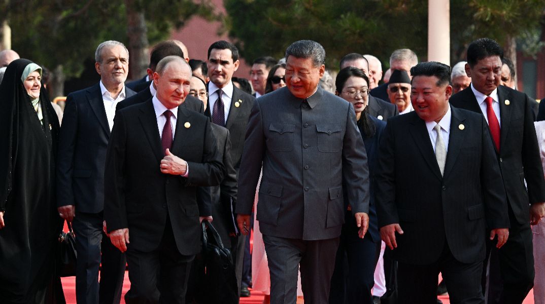 Σι, Πούτιν και Κιμ: πίσω από την εικόνα που θα μπορούσε να συμβολίζει μια μετατόπιση στην παγκόσμια ισορροπία δυνάμεων