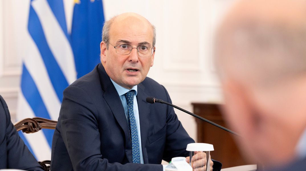 Ο Κωστής Χατζηδάκης καταρρίπτει σε ανάρτησή του στο LinkedIn τέσσερις μύθους της «φιλεύσπλαχνης» αντιπολίτευσης για την ελληνική οικονομία.