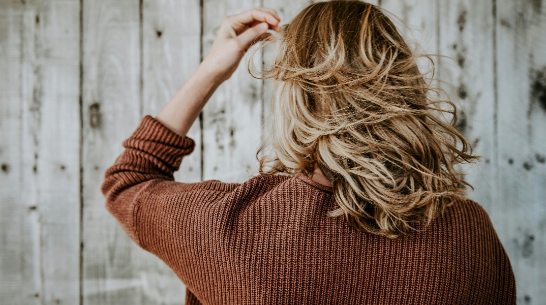 Δεν είναι ιδέα σας - τα μαλλιά σας πέφτουν και γκριζάρουν εξαιτίας δύο ποτών