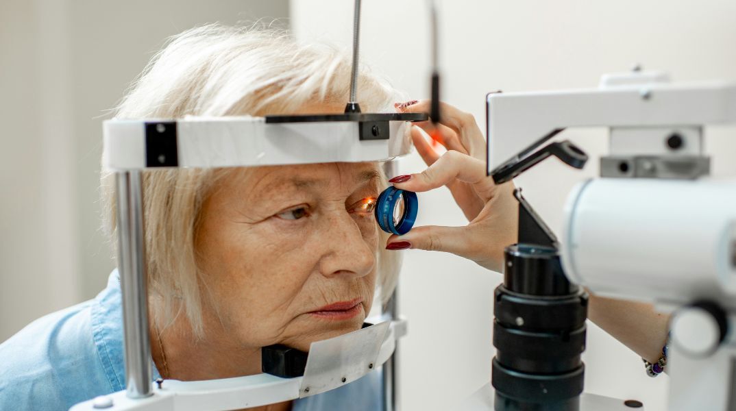 Επιστήμονες ανακάλυψαν επαναστατική εξέταση ματιών που θα μπορούσε να ανιχνεύσει την άνοια έως και 20 χρόνια πριν την εμφάνιση των συμπτωμάτων.