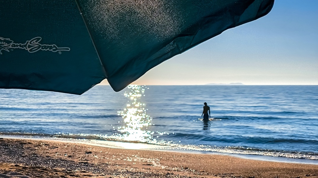 Γυναίκα απολαμβάνει το μπάνιο της στη θάλασσα
