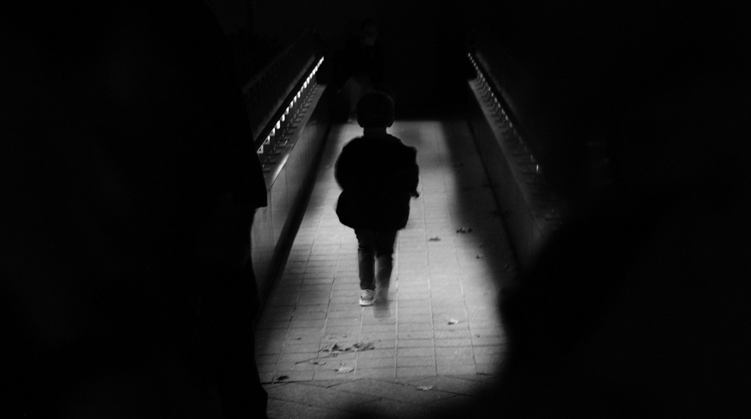 Παιδί περπατά σε ένα σκοτεινό μέρος