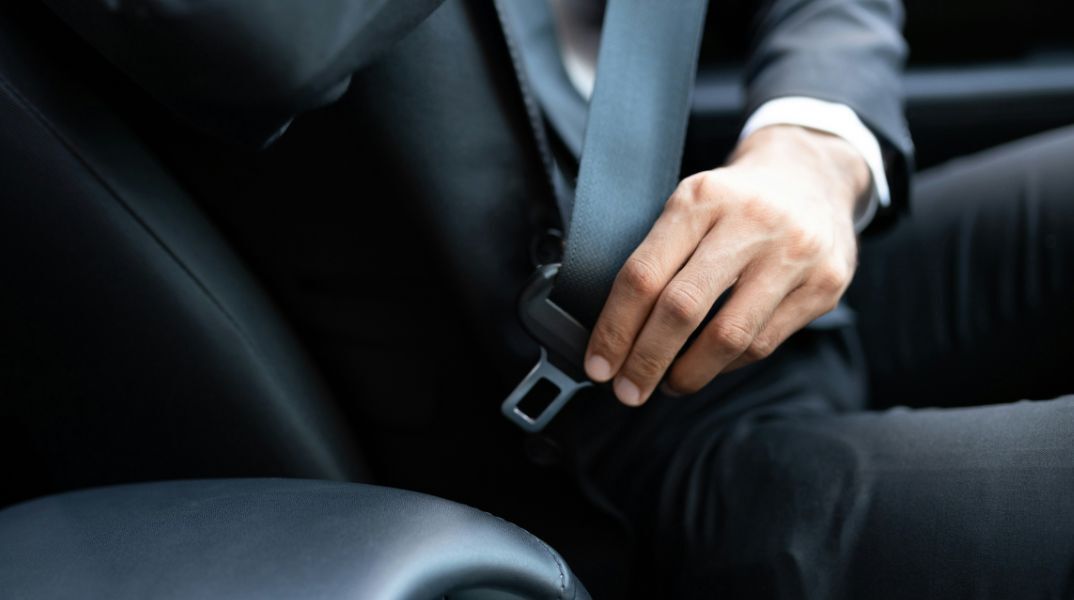 Έρευνα δείχνει ότι μόνο το 54% φορά ζώνη ασφαλείας στην Ελλάδα - Σοκαριστικά χαμηλή χρήση σε πίσω καθίσματα και κράνη συνεπιβατών.