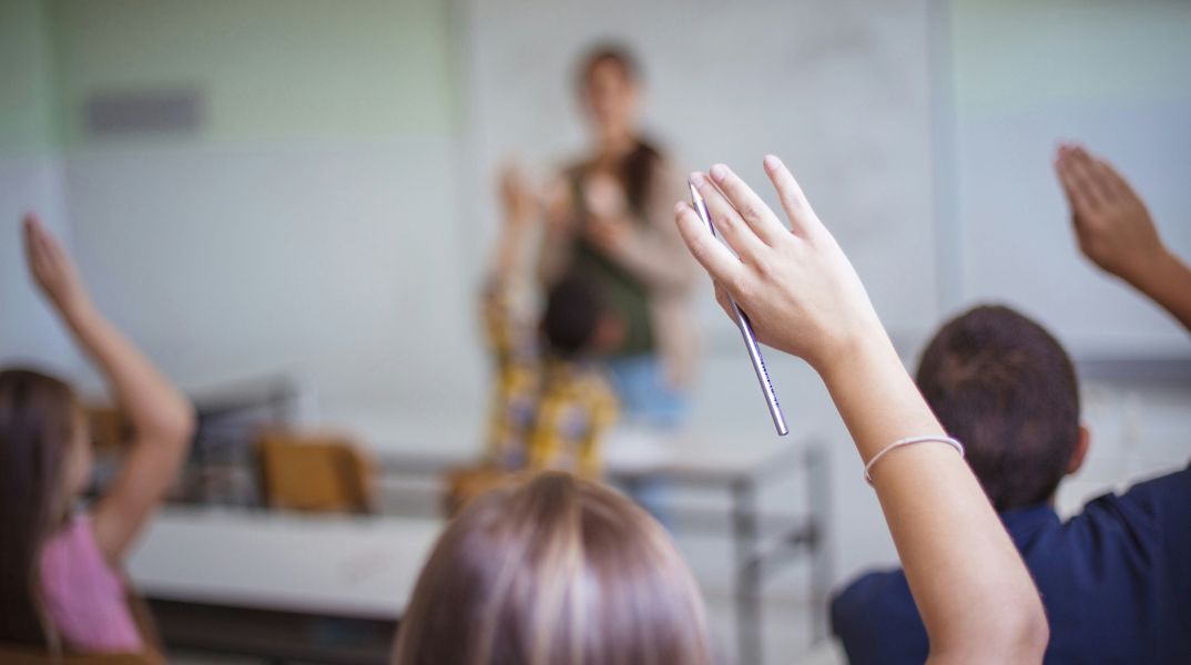 Εκπτώσεις έως 50% στα ακτοπλοϊκά και 30% στα αεροπορικά εισιτήρια προσφέρονται σε αναπληρωτές εκπαιδευτικούς για το 2025-2026.