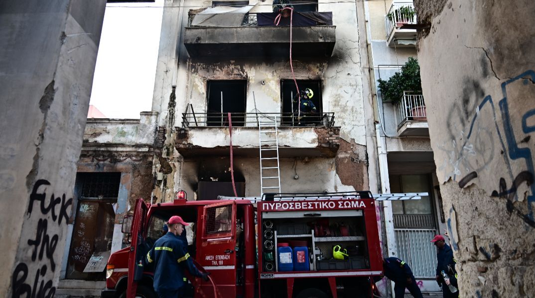 Τέθηκε υπό έλεγχο η φωτιά σε κενή διπλοκατοικία στο Μεταξουργείο - Διασώθηκε ένα άτομο 