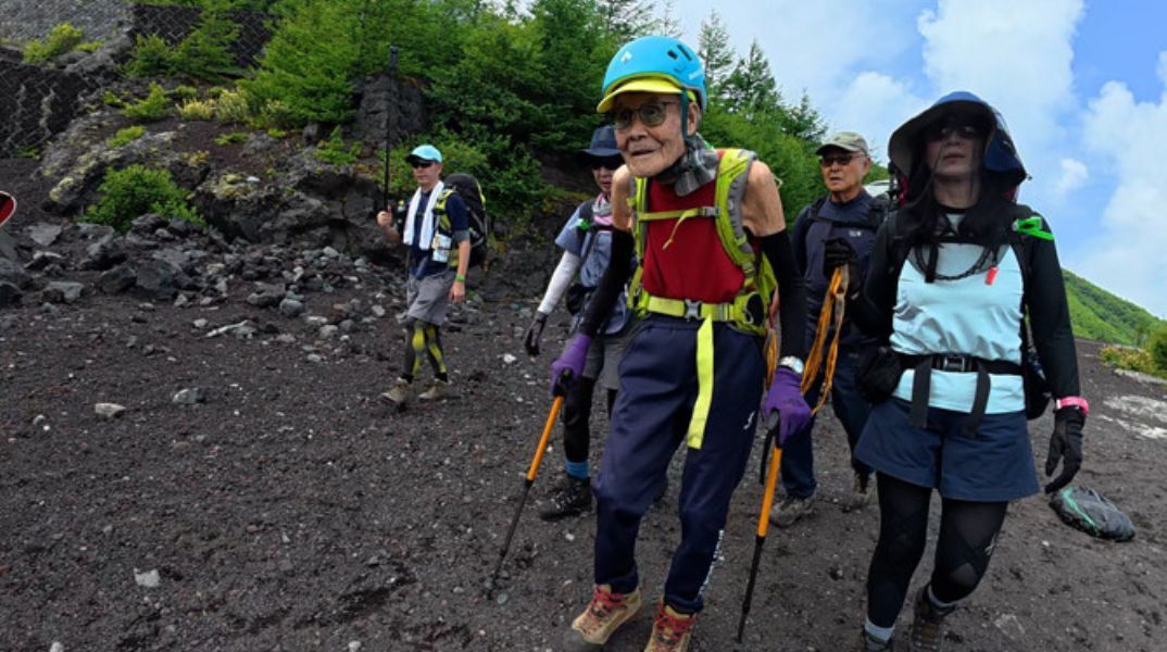 Ο 102χρονος Ιάπωνας Κοκίτσι Ακουζάβα κατέκτησε την κορυφή του Φούτζι, γράφοντας ιστορία ως ο γηραιότερος ορειβάτης με ρεκόρ Γκίνες