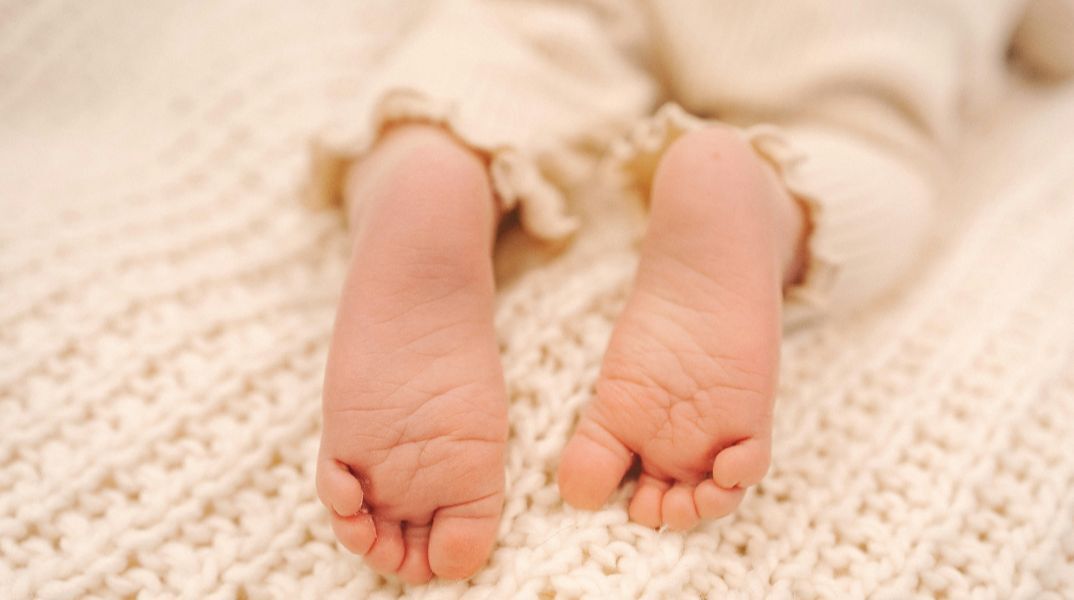 Θεσσαλονίκη: Οδηγός εντόπισε μωρό να μπουσουλάει στο δρόμο - Συνελήφθησαν οι γονείς του