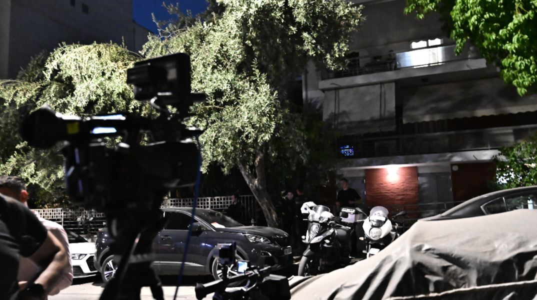 Νέος Κόσμος: Φόνο και αυτοκτονία δείχνουν τα πρώτα στοιχεία - Τι λένε οι γείτονες για το νεκρό ζευγάρι