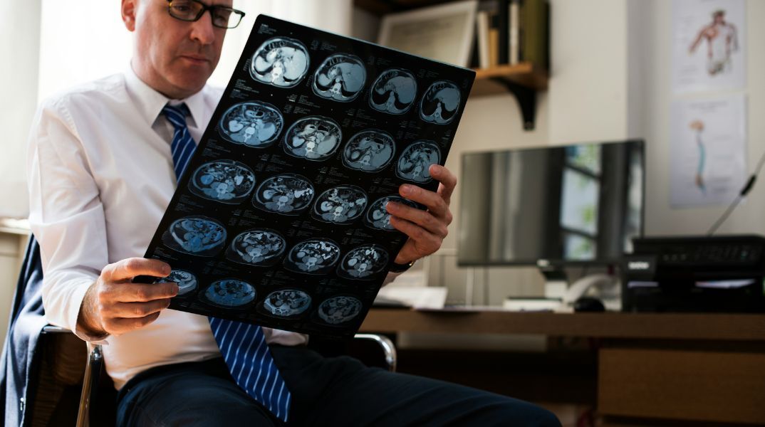 Μελέτη: Κράνος υπερήχων ανοίγει τον δρόμο για μη επεμβατική θεραπεία του Πάρκινσον - Πρωτοβουλία «ορόσημο για τις νευροεπιστήμες»